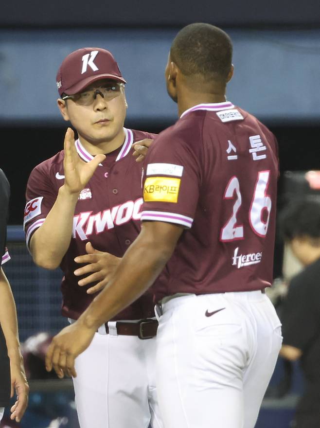 2025 KBO리그 프로야구 LG트윈스와 키움히어로즈의 경기가 10일 오후 서울 잠실야구장에서 열렸다. 4대 3으로 승리, 7연패에서 탈출한 키움 홍원기 감독이 스톤 등 선수들을 맞이하고 있다. 잠실=김민규 기자 mgkim1@edaily.co.kr /2025.07.10/