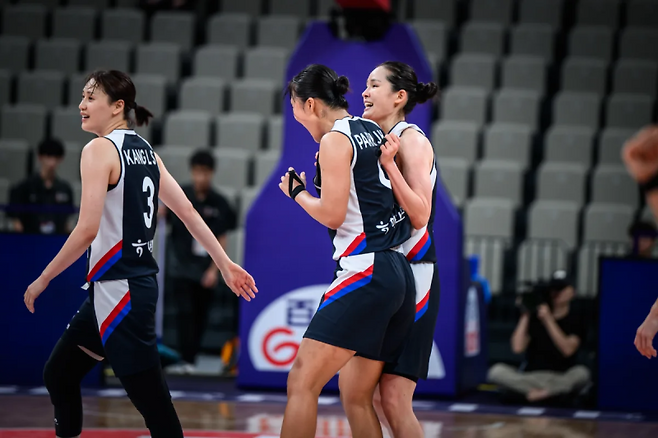 여자 대표팀 강이슬(왼쪽부터) 박지현, 최이샘이 14일 중국 선전 스포츠 센터에서 열린 2025 FIBA 여자 아시아컵 조별리그 뉴질랜드전 중 환호하고 있다. 사진=FIBA