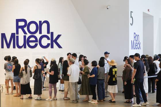 '론 뮤익' 전시의 마지막 코스는 '스틸 라이프: 작업하는 론 뮤익' 영상. 약 1시간 동안 현장을 돌아본 박모씨(35)는 "SNS에선 신기하고 흥미로운 이미지였는데, 작업 과정까지 보고나니 마음이 무거웠다"며 "작업 영상까지 볼 수 있어 좋았다"고 전했다. 우상조 기자