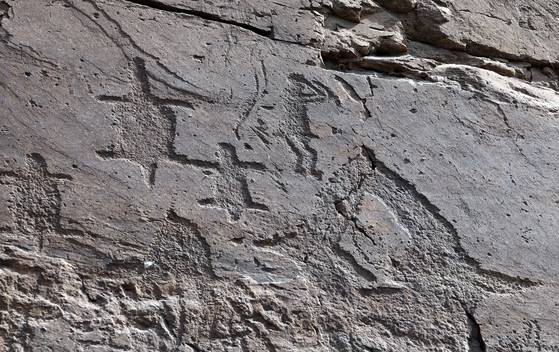 반구대 암각화에 사람과 동물 모양이 선명하게 새겨져 있다. 오른쪽 고래 모습은 어미는 음각으로, 등에 업힌 새끼는 양각으로 표현한 진일보한 암각 기법이다. 송봉근 기자