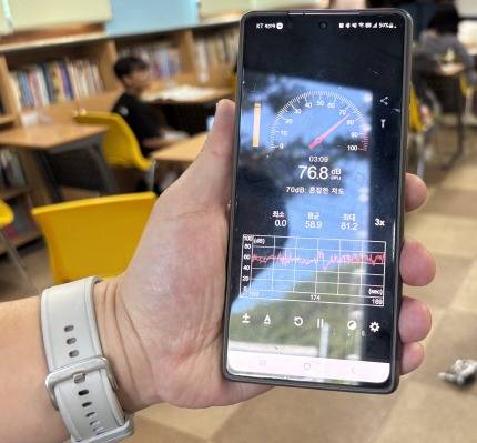 ▲ 홍천군청소년수련관 교실에서 방과후아카데미 수업이 진행되는 가운데 최근 본지가 현장에서 측정한 결과 소음 수치는 생활소음 기준을 크게 웃도는 76㏈에 달했다. 유승현 기자