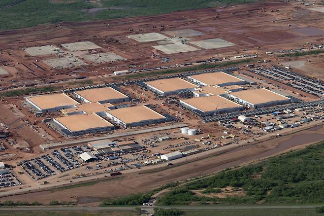 오픈AI와 오라클, 소프트뱅크가 협력하는 초대형 데이터센터 '스타게이트'가 지난 4월 미국 텍사스주 애블린에서 지어지고 있다. / 사진=REUTERS