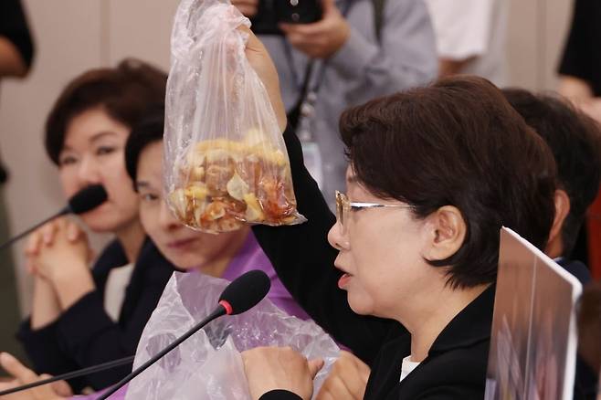 국민의힘 이달희 의원이 14일 국회 여성가족위원회에서 열린 강선우 여성가족부 장관에 대한 인사청문회에서 음식물 쓰레기를 들어보이며 갑질 의혹 관련해 질문하고 있다. 사진=연합뉴스