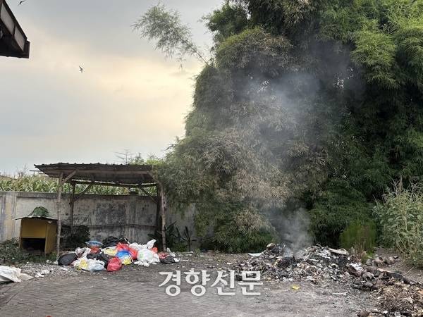 인도네시아 그레식 지역 위링기나넘 선별장 구석에서 쓰레기를 태운 연기가 솟아오르고 있다. 오경민 기자