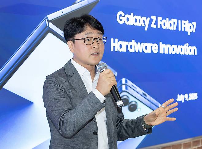 강민석 삼성전자 MX사업부 상무가 지난 10일(현지시간) 미국 뉴욕에서 갤럭시 하드웨어 혁신에 대해 설명하고 있다. 삼성전자 제공