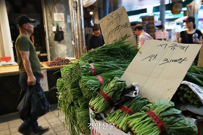 폭염 영향으로 채소 및 과일 가격이 상승하는 추세를 보이고 있는 가운데 지난 9일 서울 동대문구 청량리청과물시장에 시금치 가격이 표시돼 있다. 정효진 기자