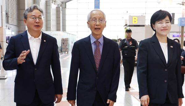 유럽연합(EU) 특사단장인 윤여준(가운데) 전 환경부 장관과 더불어민주당 전현희(오른쪽)·손명수 의원이 14일 인천국제공항을 통해 출국하고 있다. 연합뉴스