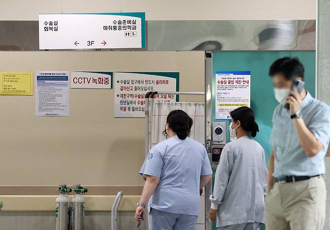 Medical staff are seen in front of an operating room at Chosun University Hospital in Gwangju on Monday, after a fire broke out in one of the operating rooms. The blaze was extinguished within about 10 minutes. (Yonhap)