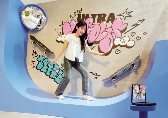 삼성전자는 갤럭시 Z 폴드7 및 플립7 출시를 기념해 신제품을 체험할 수 있는 '갤럭시 스튜디오'를 더현대 서울에서 운영한다고 13일 밝혔다. 갤럭시 스튜디오는 AI 멀티태스킹, 제미나이 라이브 기반 카메라 공유 등 핵심 기능을 직접 경험할 수 있도록 구성됐다. 사진은 한 방문객이 포토존에서 플립7으로 영상을 촬영하는 모습. 삼성전자 제공