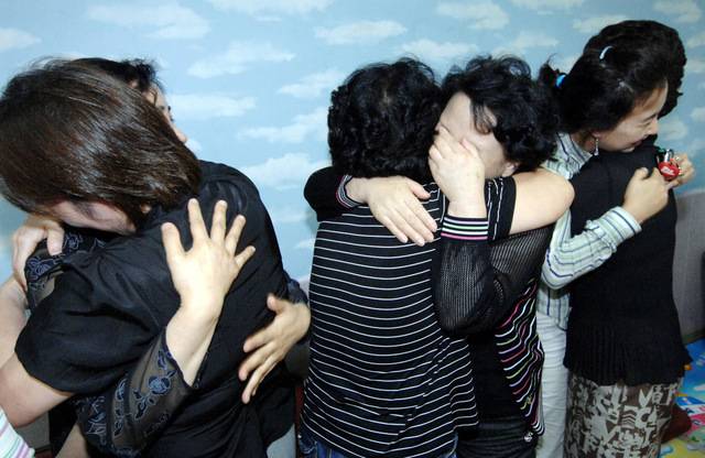 아프간 피랍자 가운데 마지막 7명이 모두 석방된 2007년 8월 31일 경기도 성남시 피랍자 가족모임 사무실에서 가족들이 서로 얼싸 안은 채 기쁨을 나누고 있다. 국민일보DB