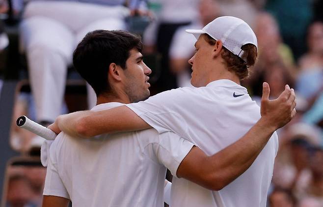 얀니크 신네르(오른쪽)와 카를로스 알카라스가 14일(한국시간) 영국 런던 올잉글랜드클럽에서 열린 대회 남자 단식 결승이 끝난 뒤 포옹하고 있다. 로이터연합뉴스
