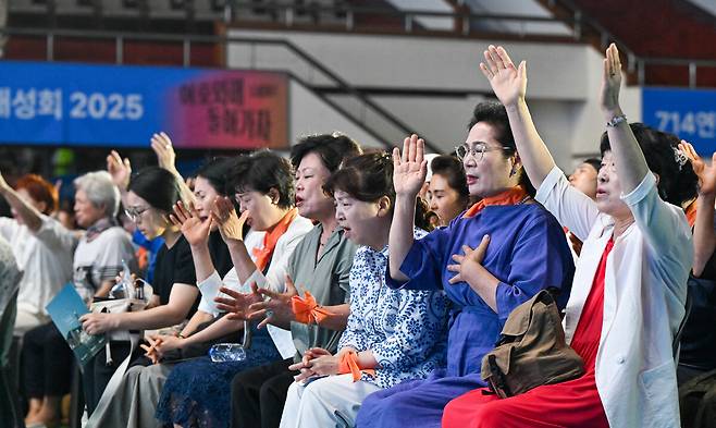 714기도대성회 참가자들이 14일 서울 한양대 올림픽체육관에서 두 손을 들고 기도하고 있다. 신석현 포토그래퍼