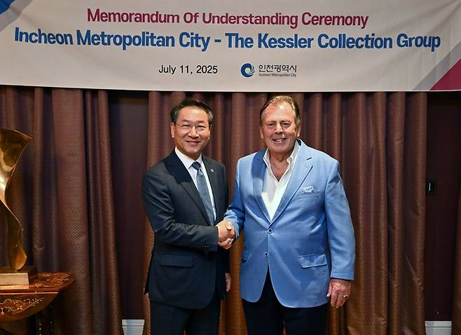 유정복 인천시장이 11일(현지 시각) 미국 조지아주 서배너 암스트롱 맨션에서 리차드 케슬러 케슬러그룹 회장과 상호 협력 양해각서(MOU)를 체결하고 기념사진을 찍고 있다. <인천시>
