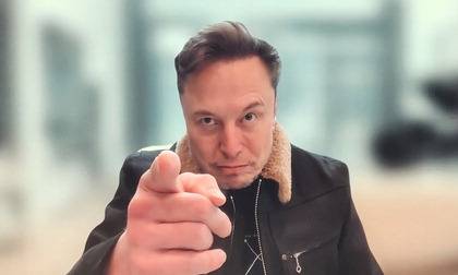 일론 머스크 최고경영자(CEO)가 지난 5월 카타르 경제포럼 영상 대담에 참여해 카메라를 가리키고 있는 모습. AFP 연합뉴스