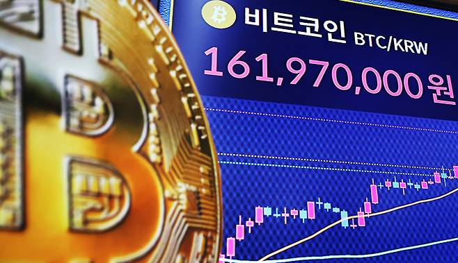 비트코인 가격이 사상 처음 12만 달러를 돌파한 가운데, 서울 서초구 가상화폐거래소 빗썸의 전광판에 비트코인 가격이 1억 6197만원으로 표시돼 있다. 뉴스1