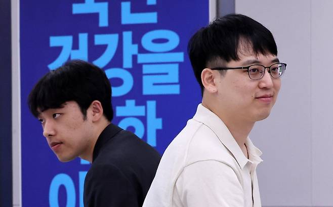 한성존 대한전공의협의회 비상대책위원장(오른쪽)과 이선우 대한의과대학·의학전문대학원학생협회 비대위원장이 13일 서울 용산구 대한의사협회 대강당에서 열린 제1회 전국의사 의료정책 심포지엄에서 인사를 나눈 뒤 자리를 이동하고 있다. (서울=뉴스1)