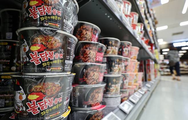 서울 시내 한 대형마트에 진열된 삼양식품의 불닭볶음면./사진=뉴스1