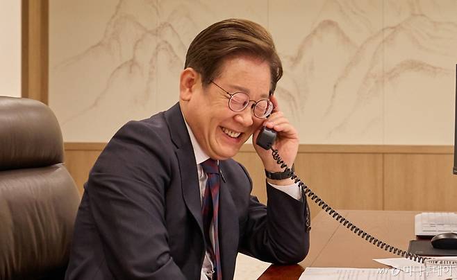 (서울=뉴스1) 허경 기자 = 이재명 대통령이 10일 서울 용산구 대통령실 청사 집무실에서 시진핑 중국 국가주석과 전화 통화를 하고 있다. (대통령실 제공. 재판매 및 DB 금지) 2025.6.10/뉴스1 Copyright (C) 뉴스1. All rights reserved. 무단 전재 및 재배포, AI학습 이용 금지. /사진=(서울=뉴스1) 허경 기자