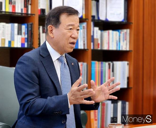 지난 10일 오후 서울 여의도 금융투자협회 사옥에서 만난 서유석 금융투자협회장은 "코스피 5000이 되려면 경제 체질과 기업 경쟁력, 가치가 전부 다 따라줘야 한다"며 "대통령 직속 컨트롤타워가 필요하다"고 강조했다./사진=박찬규 기자