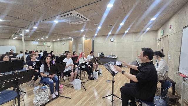 서울 강남구 외국인 합창단이 연습을 하고 있다. 강남구청 제공