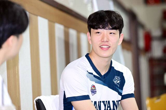 인터뷰 중인 정성원./더발리볼