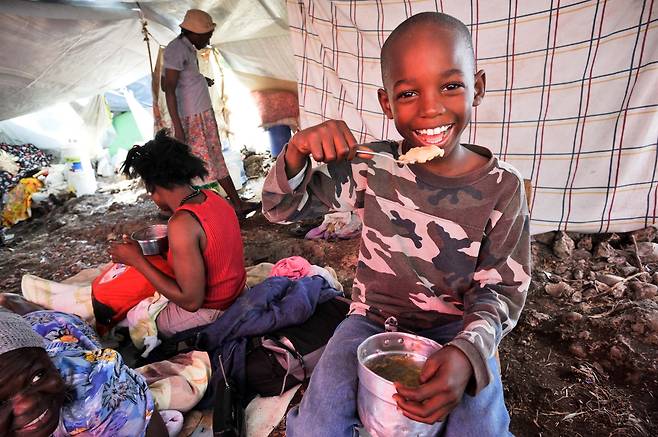 월드비전은 지구촌 재난현장에 구호 물품과 봉사만 전하는 게 아니다. 아이들, 특히 미래세대에게 희망을 선물한다. 재난 현장에서 희망을 캐고 웃음을 되찾는 어린이들에게서 월드비전은 존재가치를 찾는단다. <사진제공=월드비전>