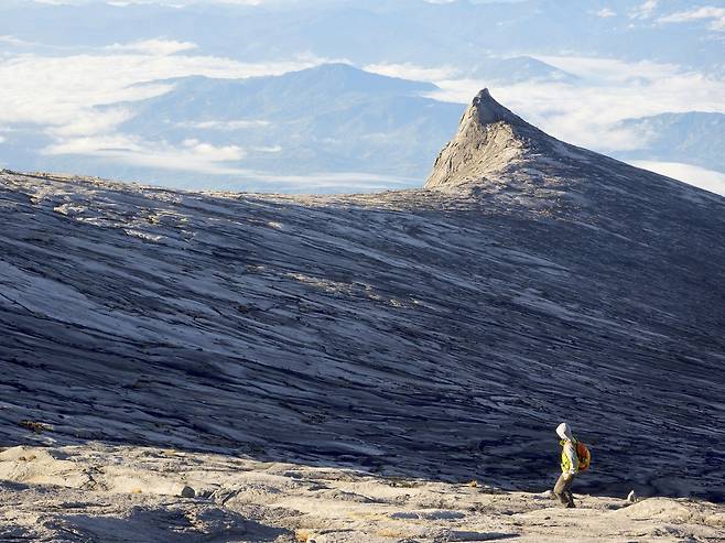 코타키나발루 이름은 이 키나발루산에서 비롯됐다. 해발 4095m