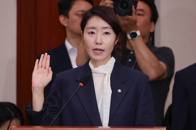 강선우 여성가족부 장관 후보자가 14일 서울 여의도 국회 여성가족위원회에서 열린 인사청문회에서 선서하고 있다. 연합뉴스