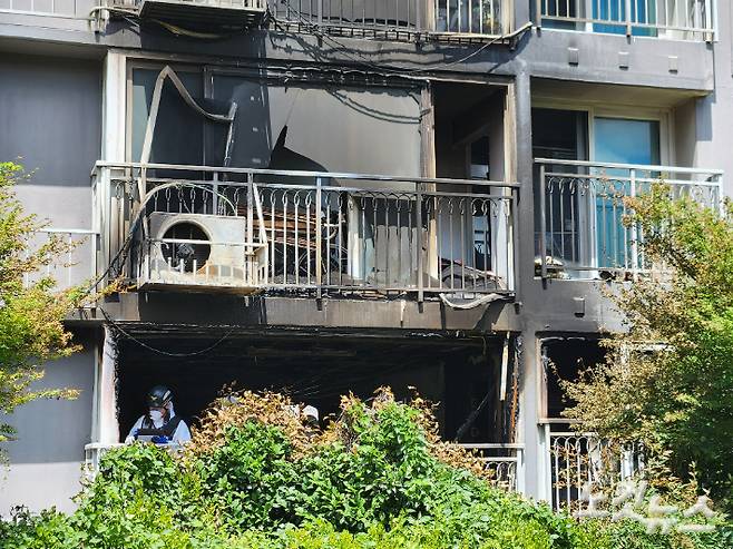 지난 13일 오후 부산 북구의 한 아파트에서 발생한 화재와 관련해 14일 오전 합동 감식이 진행됐다. 정혜린 기자