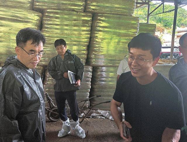 임기순 농촌진흥청 국립축산과학원장(왼쪽)이 10일 경남 창녕군 대합면에 있는 젖소농장을 찾아 폭염 대응 실태를 점검하고 있다.