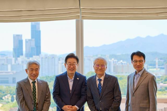 ▲이재명 대통령이 11일 서울 용산 대통령실 청사에서 언론인 오찬에 앞서 기념촬영을 하고 있다. 왼쪽부터 정규재 전 한국경제신문 주필, 이 대통령, 조갑제 '조갑제닷컴' 대표, 이규연 대통령실 홍보소통수석. ⓒ연합뉴스