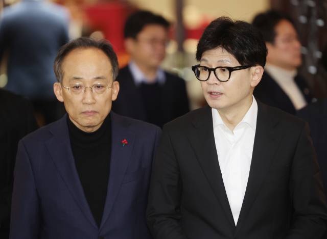 ▲국민의힘 한동훈 대표가 4일 서울 여의도 국회에서 열린 비상의원총회를 마치고 나오며 발언하고 있다. 왼쪽은 추경호 원내대표. ⓒ연합뉴스