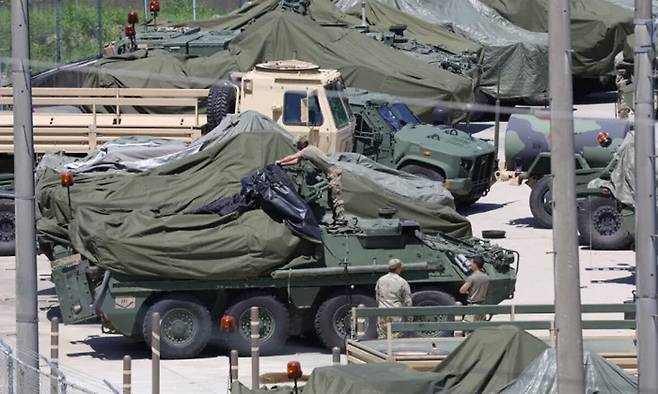 경기 동두천시 주한미군 기지에서 미군 스트라이커 장갑차가 대기하고 있다. 연합뉴스