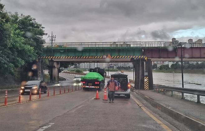 14일 오전 유림지하차도 통제 구간에서 차량 통행을 안내하는 관계자 모습. 경주시는 우회 안내와 교통 혼잡 최소화를 위해 인력과 안내시설을 배치했다.