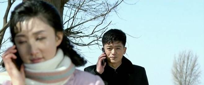 조선중앙TV 드라마 ‘백학벌의 새봄’ 속 연인인 경미와 영덕이 대화하고 있다. 조선중앙TV 캡처, 연합뉴스