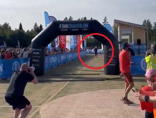 핀란드 요로이넨에서 열린 트라이애슬론(철인3종·수영 사이클 마라톤) 대회에서 2위를 차지한 선수의 정체가 가명을 쓰고 대회에 참가한 핀란드의 57세 현직 대통령으로 밝혀져 화제다. 엑스(옛 트위터)