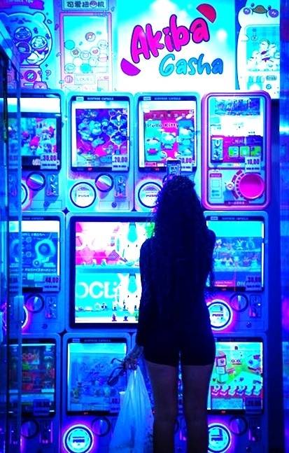 우리나라에서는 가차샵이 청소년과 어린이들이 캡슐 장난감을 뽑는 ‘뽑기가게’ 이미지가 강하다. 그러나 일본에서는 오래 전부터 전 세대를 아우르는 문화공간으로 자리매김하고 있다. Willian Mota, Pexels