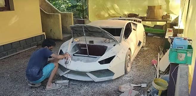 폐차 부품으로 람보르기니를 직접 제작하는 모습을 유튜브에 공개한 비빈 차코. 유튜브 캡처