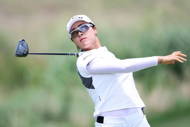 티샷을 한 뒤 공을 바라보고 있는 윤이나. 사진 제공=AFP연합뉴스