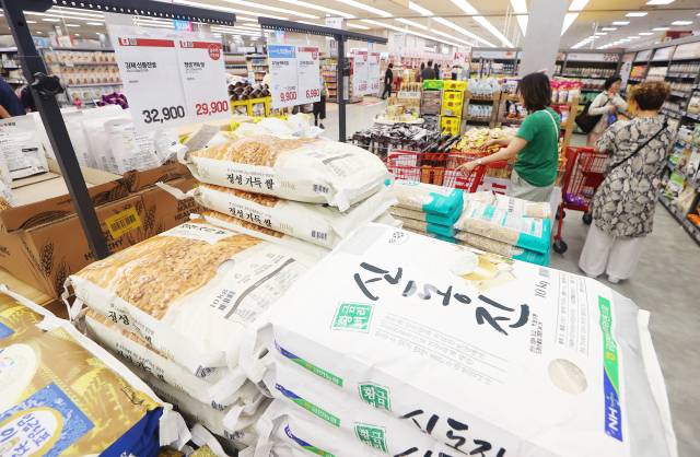 서울의 한 대형마트에 올 5월 쌀이 진열돼 있다. 연합뉴스
