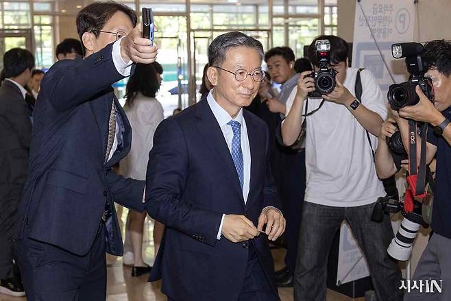 정성호 법무부장관 후보자가 7월1일 서울 종로구 적선현대빌딩에 마련된 인사청문회 준비 사무실로 출근하고 있다. ⓒ시사IN 조남진