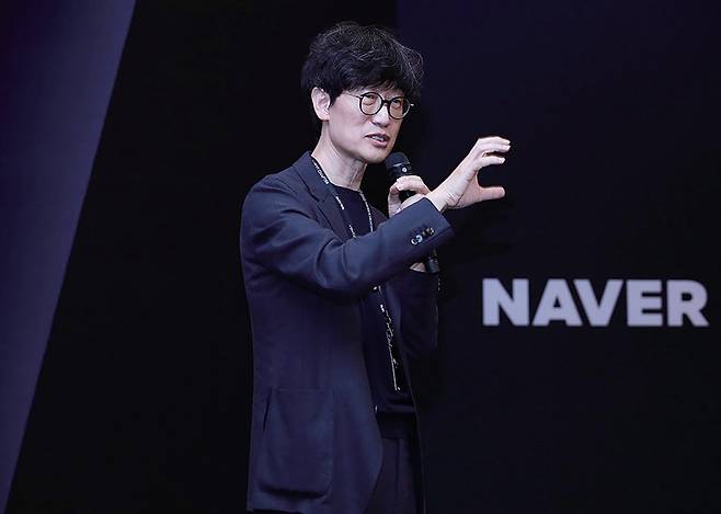 이해진 네이버 이사회 의장이 6월5일(현지시간) 네이버의 첫 해외 투자법인 '네이버 벤처스' 설립을 앞두고 미국 실리콘밸리에서 열린 네트워킹 행사에서 발표하고 있다. ⓒ연합뉴스