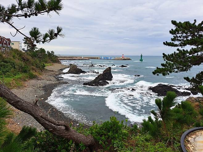  경주시 양남면 파도소리길에서 멀리 바라보이는 읍천항의 등대 모습 ⓒ이승표기자