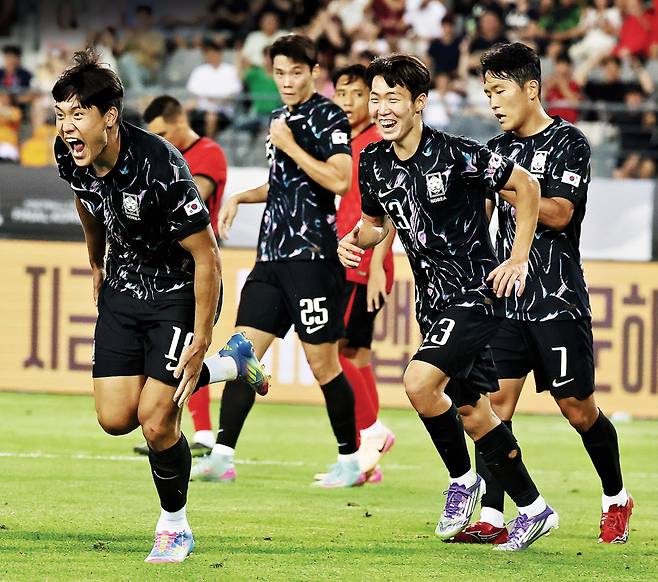 이호재(맨 왼쪽)가 11일 2025년 동아시아축구연맹 E-1 챔피언십 홍콩과의 2차전에서 골을 넣고 환호하고 있다. 연합뉴스