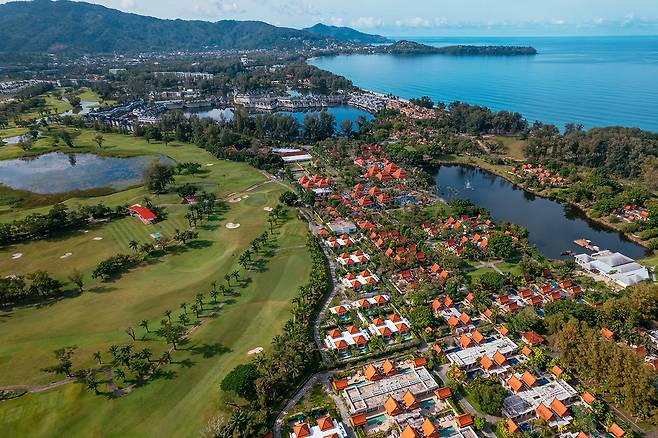 푸껫(푸켓)의 복합 휴양 명소 라구나 단지 중심에 위치한 반얀트리 푸켓 전경.사진제공|팜투어