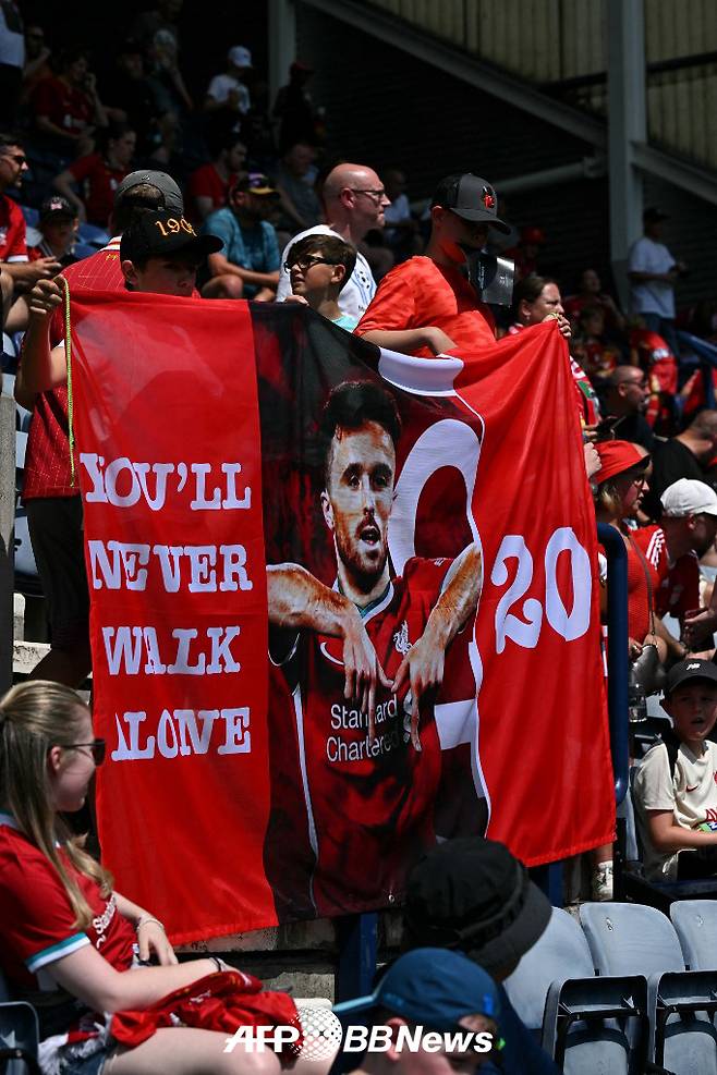 13일(한국시간) 영국 랭커셔주 프레스턴의 딥데일에서 열린 프레스턴 노스 엔드와의 프리시즌 첫 경기에서 디오구 조타를 추모하는 걸개를 든 리버풀 팬들. /AFPBBNews=뉴스1