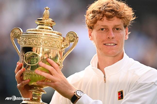 우승 트로피를 들고 있는 신네르. /AFPBBNews=뉴스1