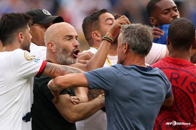 엔초 마레스카 첼시 감독과 루이스 엔리케 PSG 감독(오른쪽에서 두 번째)이 언쟁을 벌이고 있다. /AFPBBNews=뉴스1