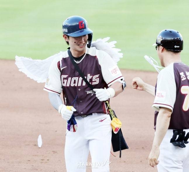 롯데 전민재가 12일 열린 2025 KBO 올스타전에서 3회초 안타 출루 후 퍼포먼스를 하고 있다. /사진=강영조 선임기자