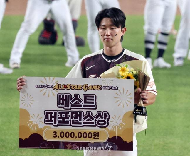 롯데 전민재가 12일 열린 2025 KBO 올스타전에서 베스트 퍼포먼스상을 수상하고 있다. /사진=강영조 선임기자